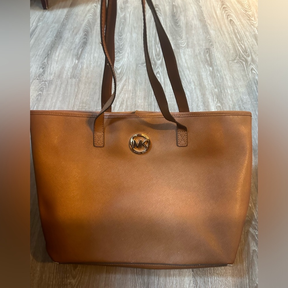 Micheal Kors tote luggage color